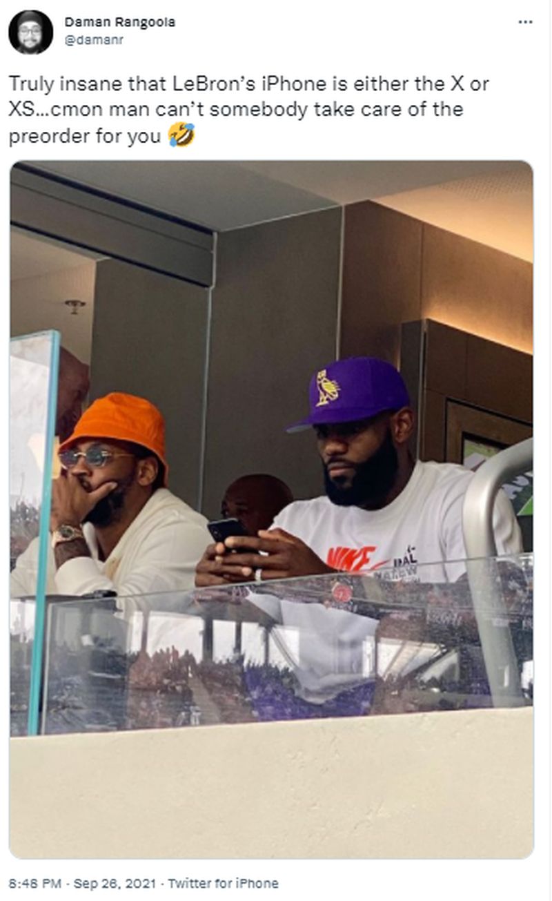 Fans Notice Something Odd About LeBron James’ Phone (Photos) 1