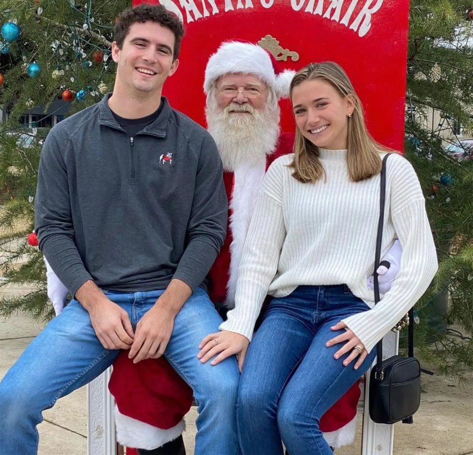 Georgia QB Stetson Bennett’s Girlfriend Goes Viral Before TCU Game (Photos)   1