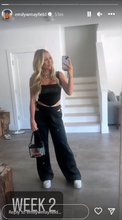 Baker Mayfield’s Wife Emily’s Outfit Goes Viral After Bears Win (Photos) 1