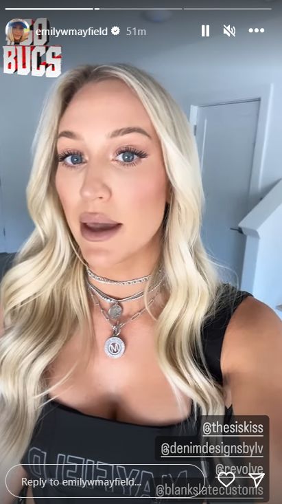 Baker Mayfield’s Wife Emily’s Outfit Goes Viral After Bears Win (Photos) 2