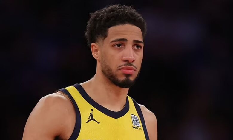 Tyrese Haliburton Poses With ECF MVP, Not Realizing Pascal Siakam Won It