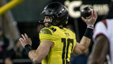 Bo Nix throwing a pass while playing for the Oregon Ducks