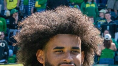 Dante Moore in an Oregon Ducks uniform